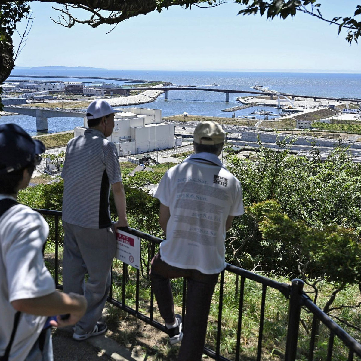 Küstenanwohner begaben sich in höher gelegene Zonen. - Foto: Muneyoshi Someya/Kyodo News/AP/dpa