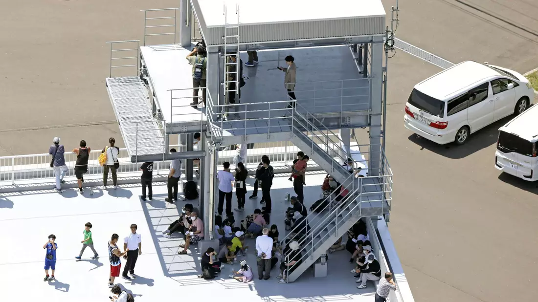 Die Menschen in Japan sind aufgefordert, sich auf höheres Gelände in Sicherheit zu begeben.  - Bild: Uncredited/Kyodo News/AP/dpa