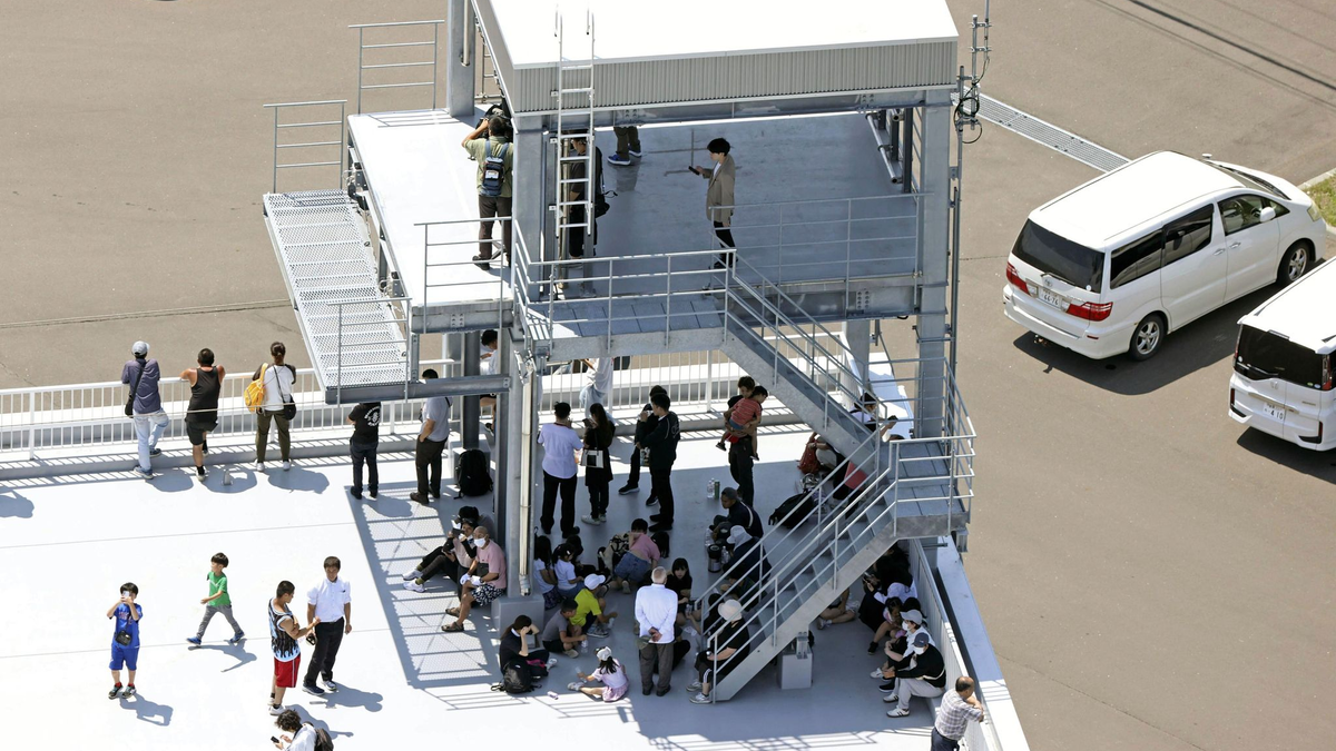 Die Menschen in Japan sind aufgefordert, sich auf höheres Gelände in Sicherheit zu begeben.  - Foto: Uncredited/Kyodo News/AP/dpa