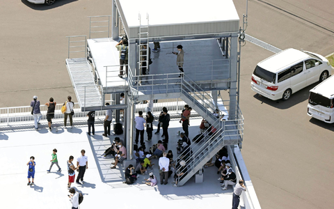 Die Menschen in Japan sind aufgefordert, sich auf höheres GelÀnde in Sicherheit zu begeben. - Foto: Uncredited/Kyodo News/AP/dpa Die Menschen in Japan sind aufgefordert, sich auf höheres GelÀnde in Sicherheit zu begeben. - Foto: Uncredited/Kyodo News/AP/dpa