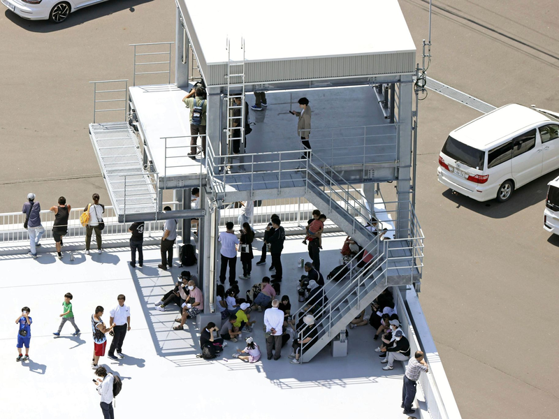 Die Menschen in Japan sind aufgefordert, sich auf höheres Gelände in Sicherheit zu begeben.  - Foto: Uncredited/Kyodo News/AP/dpa