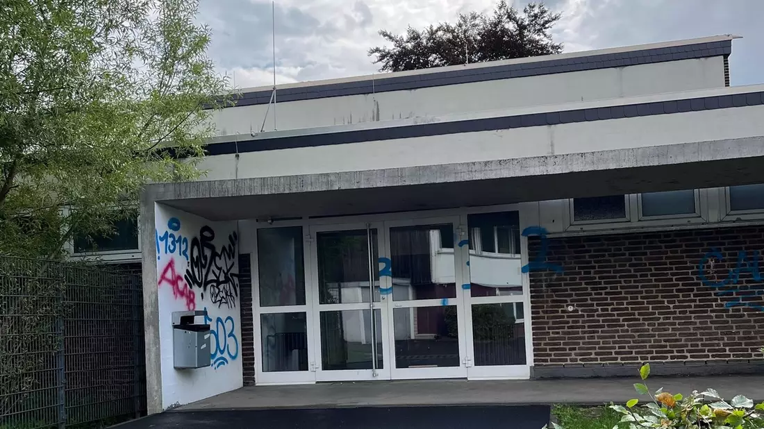 POL-RBK: Rösrath - Unbekannte beschmieren Schulgebäude mit Graffiti - Bild: presseportal.de