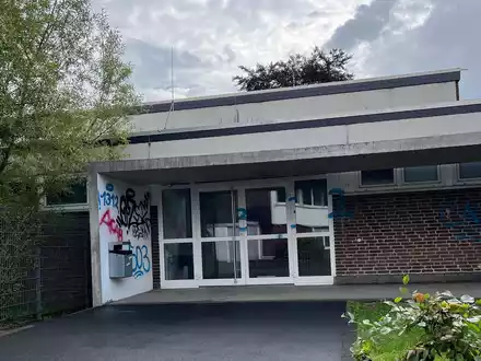 POL-RBK: Rösrath - Unbekannte beschmieren Schulgebäude mit Graffiti - Foto: presseportal.de
