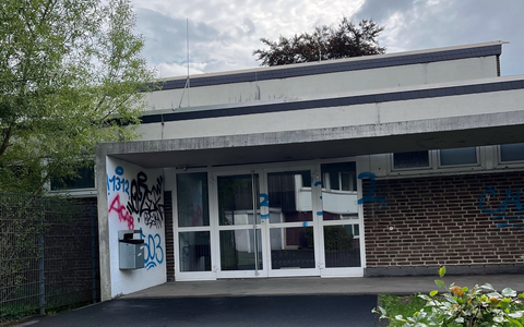 POL-RBK: Rösrath - Unbekannte beschmieren Schulgebäude mit Graffiti - Foto: presseportal.de