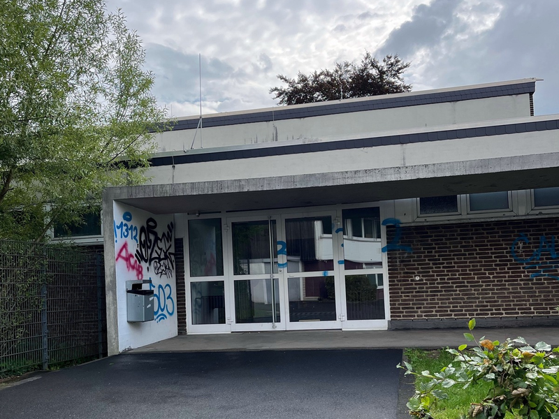 POL-RBK: Rösrath - Unbekannte beschmieren Schulgebäude mit Graffiti - Foto: presseportal.de