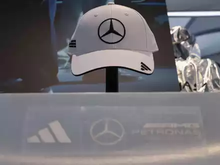 Adidas hebt die Prognose für 2025 nicht an. (Archivbild) - Foto: Daniel Löb/dpa
