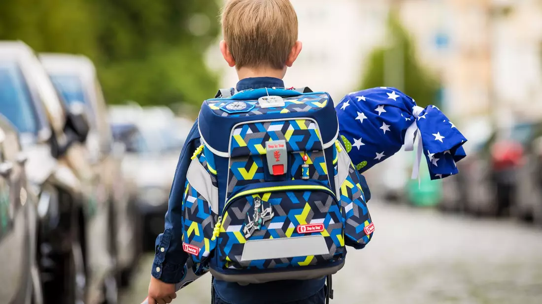 Für viele Eltern stehen zum Schulstart ihrer Kinder zahlreiche Anschaffungen auf dem Einkaufszettel. (Archivbild) - Bild: Moritz Frankenberg/dpa/dpa-tmn