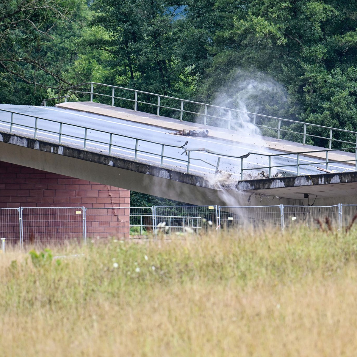 Nun muss viel Schutt weggeräumt werden.  - Foto: Uwe Anspach/dpa