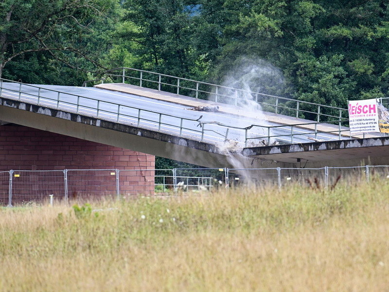 Mansoori will Tempo beim Neubau. - Foto: Uwe Anspach/dpa