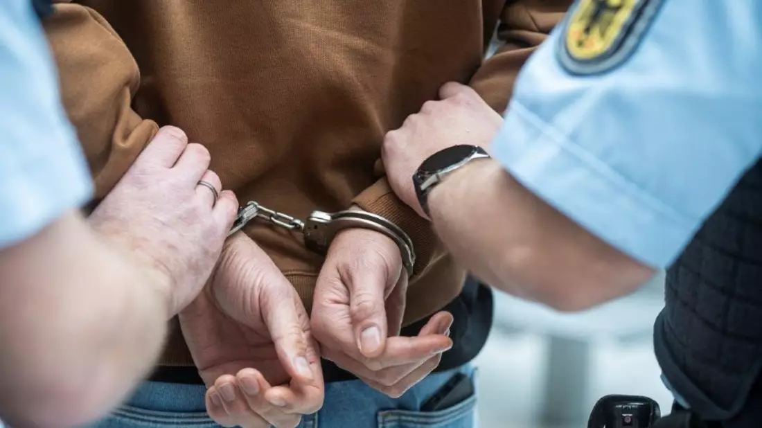 BPOL NRW: Gestohlenes Gold im Wert von fast einer Millionen EUR gingen mutmaßlich durch seine Hände - Bundespolizei verhaftet 27-Jährigen am Flughafen Köln Bonn - Bild: presseportal.de
