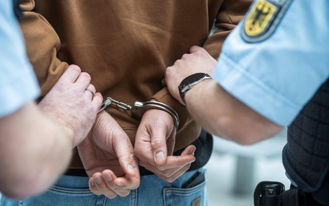 BPOL NRW: Gestohlenes Gold im Wert von fast einer Millionen EUR gingen mutmaßlich durch seine Hände - Bundespolizei verhaftet 27-Jährigen am Flughafen Köln Bonn - Foto: presseportal.de