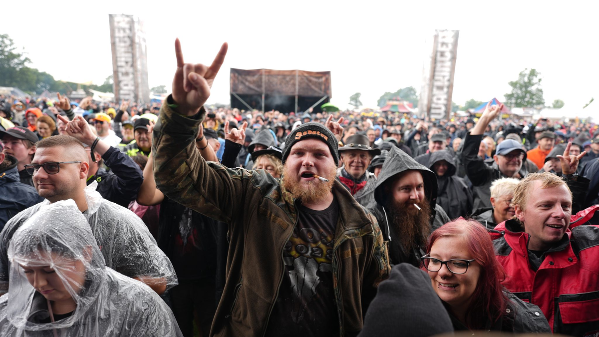 Fans vor der Eröffnung des «Infields». - Foto: Marcus Brandt/dpa