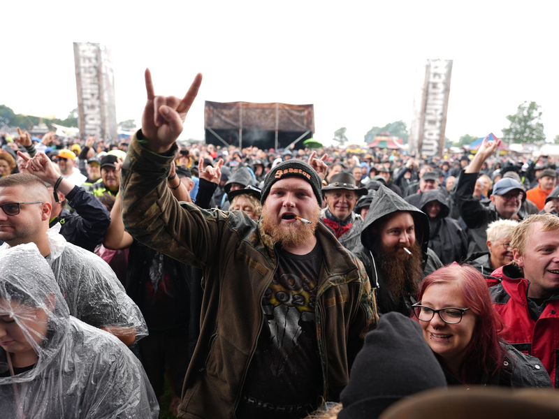 Fans vor der Eröffnung des «Infields». - Foto: Marcus Brandt/dpa