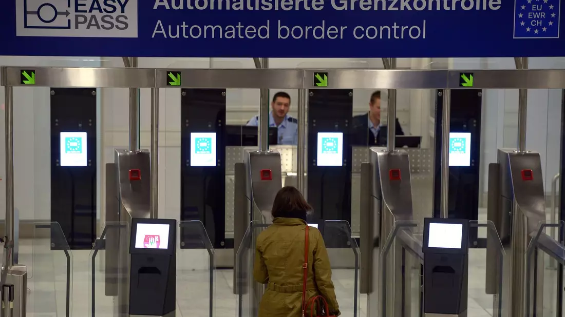 Das neue EU-Grenzsystem soll mehr automatisierte Kontrollen ermöglichen. (Archivbild) - Bild: picture alliance / dpa