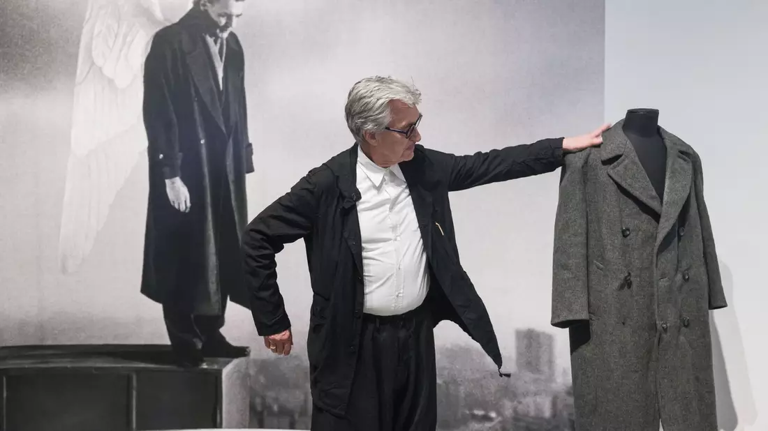 Der Mantel von Bruno Ganz aus «Der Himmel über Berlin» ist ein Höhepunkt der Ausstellung. - Bild: Oliver Berg/dpa