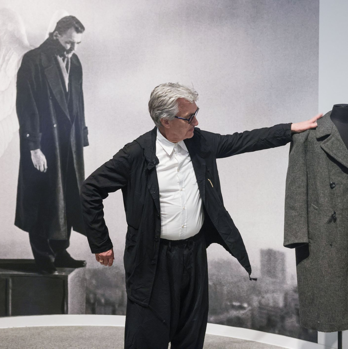 Der Mantel von Bruno Ganz aus «Der Himmel über Berlin» ist ein Höhepunkt der Ausstellung. - Foto: Oliver Berg/dpa