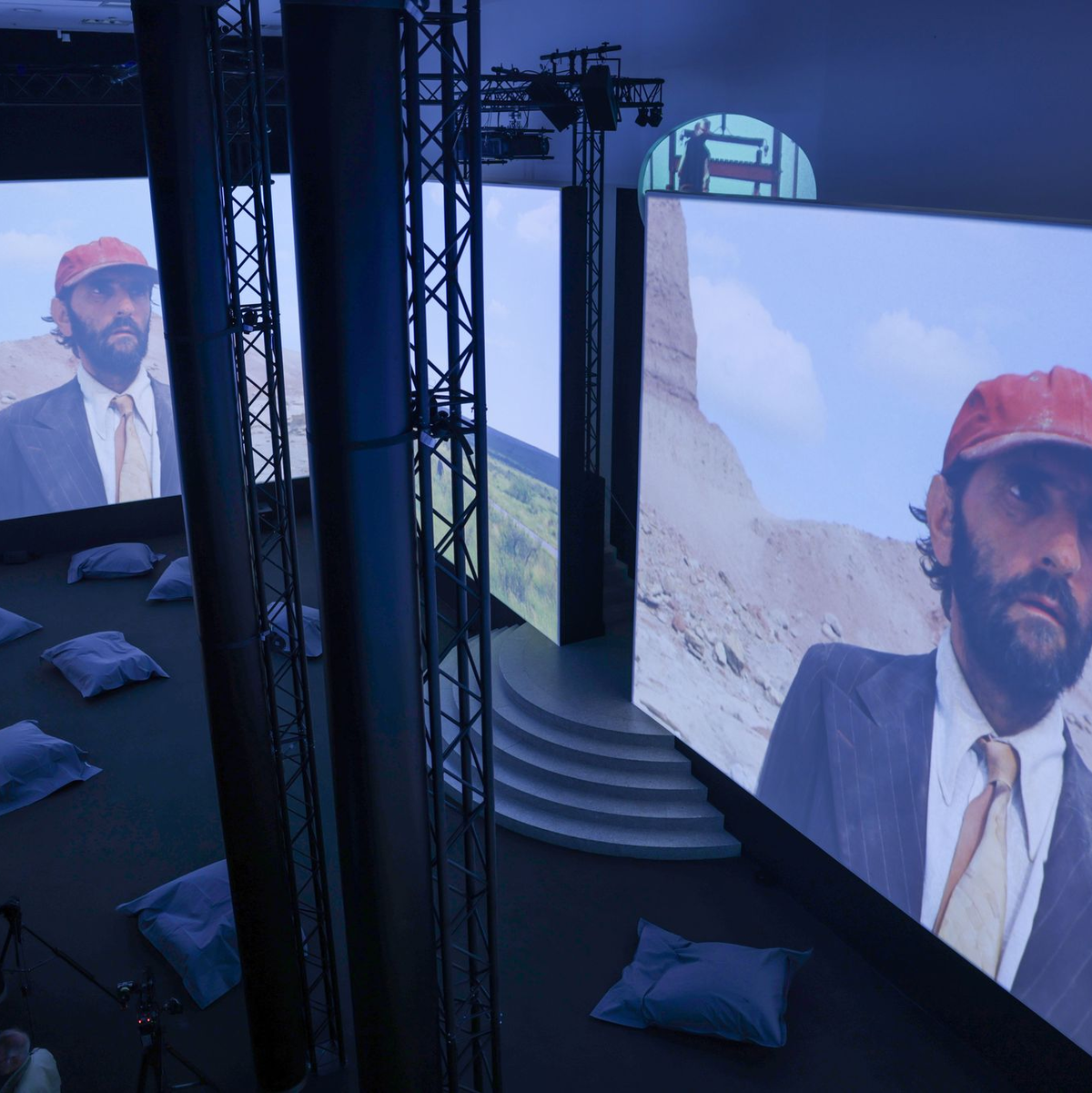 Durch etwa acht Meter hohe Wände mit Filmszenen können Besucher in die Welt des Regisseurs eintauchen. - Foto: Oliver Berg/dpa