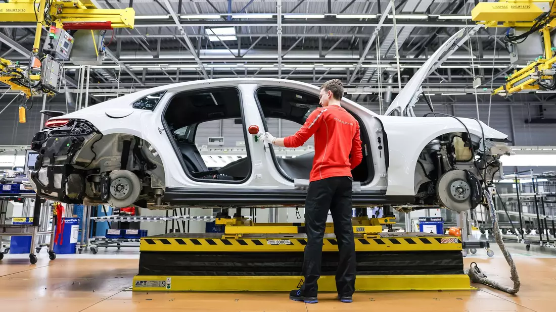 Porsche will in den kommenden Jahren rund 1.900 Stellen streichen - und verhandelt bereits über das nächste Sparprogramm. (Archivbild) - Bild: Jan Woitas/dpa