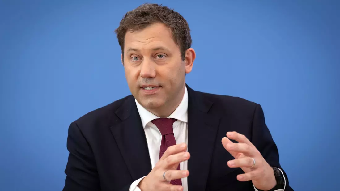 Der Finanzminister will Investitionen hochfahren - und kündigt schon neue Sparzwänge an.  - Bild: Soeren Stache/dpa