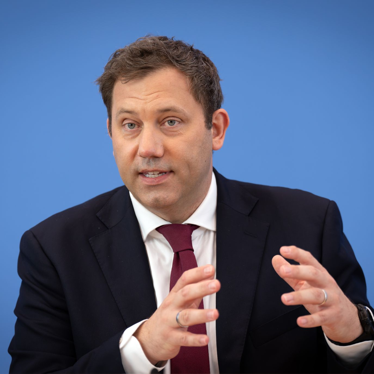 Der Finanzminister will Investitionen hochfahren - und kündigt schon neue Sparzwänge an.  - Foto: Soeren Stache/dpa