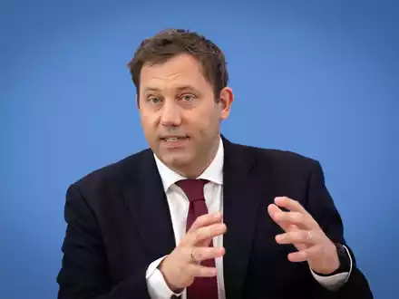 Der Finanzminister will Investitionen hochfahren - und kündigt schon neue Sparzwänge an.  - Foto: Soeren Stache/dpa