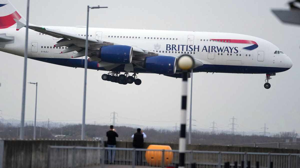 Der Flugverkehr über London wurde massiv beeinträchtigt. (Symbolbild) - Foto: Kin Cheung/AP/dpa