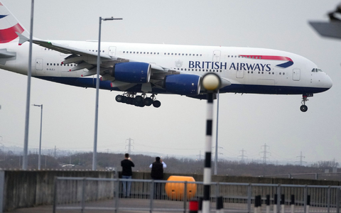 Der Flugverkehr über London wurde massiv beeinträchtigt. (Symbolbild) - Foto: Kin Cheung/AP/dpa