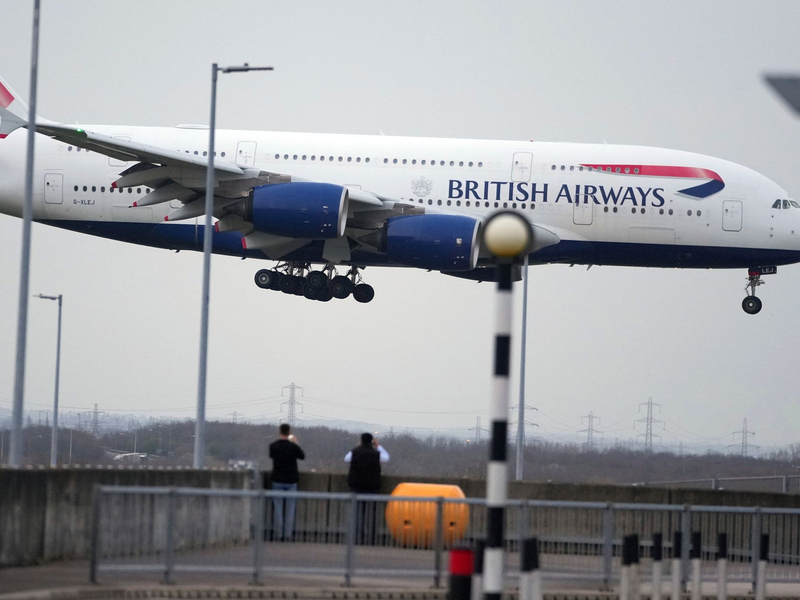 Der Flugverkehr über London wurde massiv beeinträchtigt. (Symbolbild) - Foto: Kin Cheung/AP/dpa