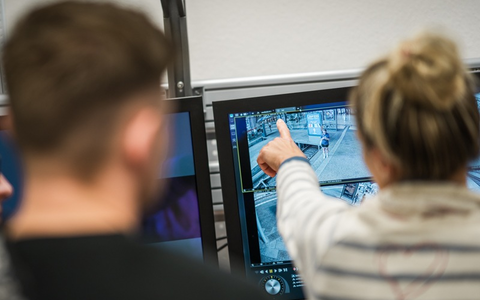 BPOL-HB: Wegen schweren Raubüberfalls mit Messer gesucht - Bundespolizeifahnder nehmen per U-Haftbefehl gesuchten Letten in Bremen fest - Foto: presseportal.de