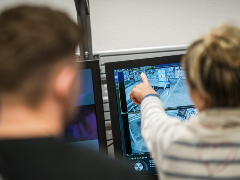 BPOL-HB: Wegen schweren Raubüberfalls mit Messer gesucht - Bundespolizeifahnder nehmen per U-Haftbefehl gesuchten Letten in Bremen fest - Foto: presseportal.de