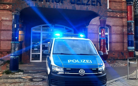 BPOL-HB: Angriff auf Bundespolizisten - 18-Jähriger verbringt Nacht in Gewahrsamszelle. - Foto: presseportal.de BPOL-HB: Angriff auf Bundespolizisten - 18-Jähriger verbringt Nacht in Gewahrsamszelle. - Foto: presseportal.de