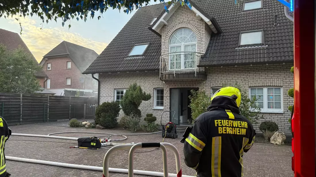 FW Bergheim: Kellerbrand am Dornröschenweg - Akkubrand sorgt für starke Rauchentwicklung - Bild: presseportal.de