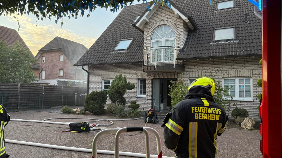 FW Bergheim: Kellerbrand am Dornröschenweg - Akkubrand sorgt für starke Rauchentwicklung - Foto: presseportal.de
