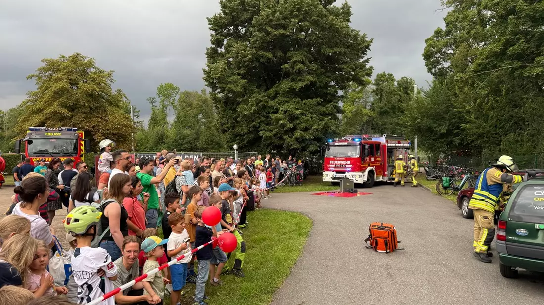 FW Weinheim: Auch bei Regen fasziniert die Freiwillige Feuerwehr großer Besucherandrang auf der Wache Süd - Bild: presseportal.de