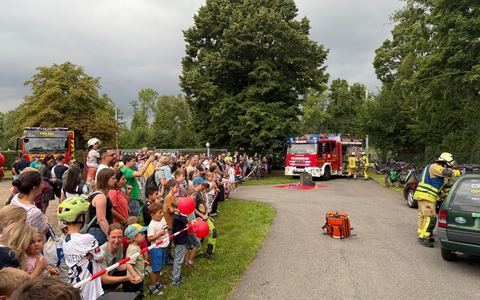 FW Weinheim: Auch bei Regen fasziniert die Freiwillige Feuerwehr großer Besucherandrang auf der Wache Süd - Foto: presseportal.de FW Weinheim: Auch bei Regen fasziniert die Freiwillige Feuerwehr großer Besucherandrang auf der Wache Süd - Foto: presseportal.de