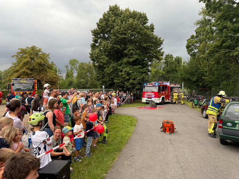 FW Weinheim: Auch bei Regen fasziniert die Freiwillige Feuerwehr großer Besucherandrang auf der Wache Süd - Foto: presseportal.de