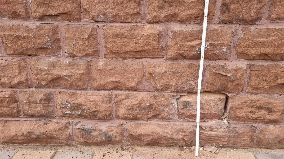 POL-PIWFB: Fahrzeug streift Hauswand und flüchtet - Foto: presseportal.de