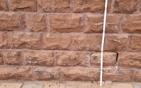 POL-PIWFB: Fahrzeug streift Hauswand und flüchtet - Foto: presseportal.de