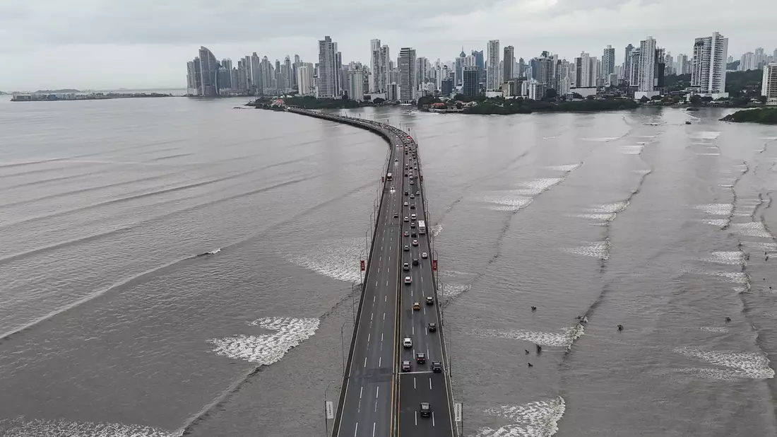 Die Tsunami-Warnung führte in mehreren Ländern zu Verkehrsbehinderungen. - Bild: Matias Delacroix/AP/dpa