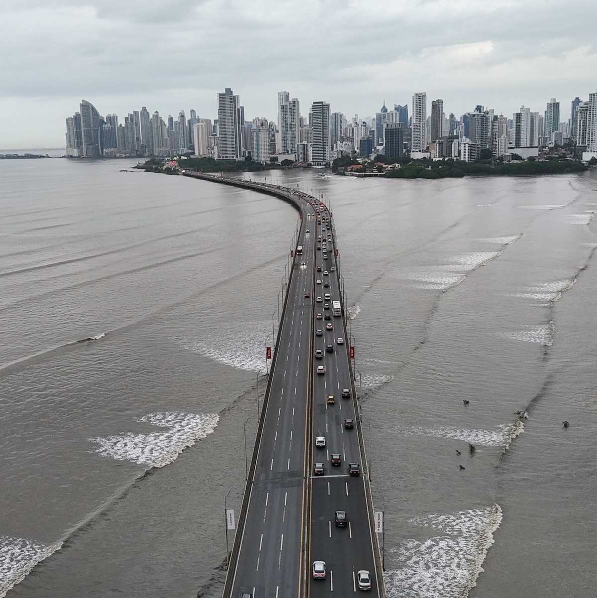 Die Tsunami-Warnung führte in mehreren Ländern zu Verkehrsbehinderungen. - Foto: Matias Delacroix/AP/dpa