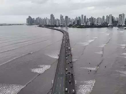 Die Tsunami-Warnung führte in mehreren Ländern zu Verkehrsbehinderungen. - Foto: Matias Delacroix/AP/dpa