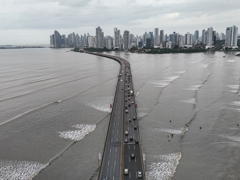 Die Tsunami-Warnung führte in mehreren Ländern zu Verkehrsbehinderungen. - Foto: Matias Delacroix/AP/dpa