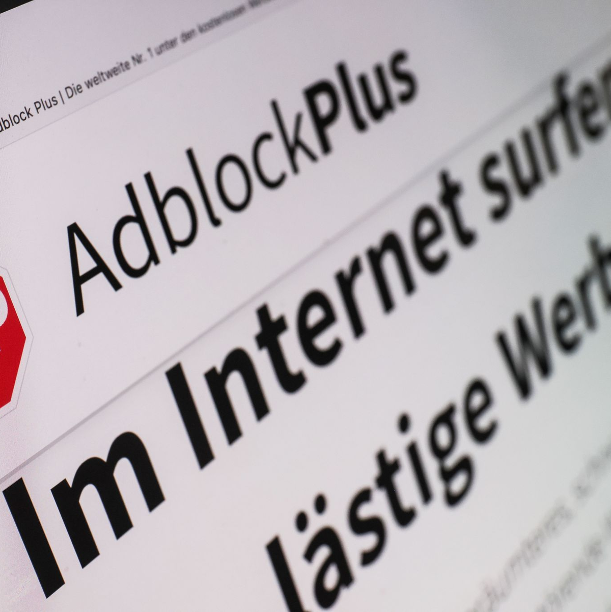 Mit Werbeblockern können Nutzerinnen und Nutzer im Internet lästige Werbung unterdrücken. (Archivbild) - Foto: Oliver Berg/dpa