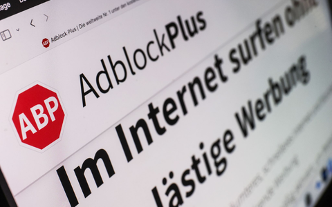 In dem Rechtsstreit geht es um einen Werbeblocker des Kölner Unternehmens Eyeo. (Archivbild) - Foto: Oliver Berg/dpa