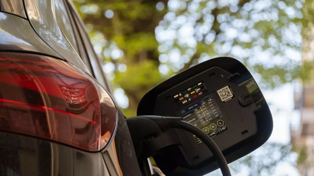 Ein E-Auto an einer Ladesäule. Im zweiten Quartal haben sich laut «E-Barometer» der HUK Coburg so viele private Autokäufer für ein E-Auto entschieden wie seit Streichung des «Umweltbonus» Ende 2023 nicht mehr. (Symbolbild)  - Bild: Anna Ross/dpa