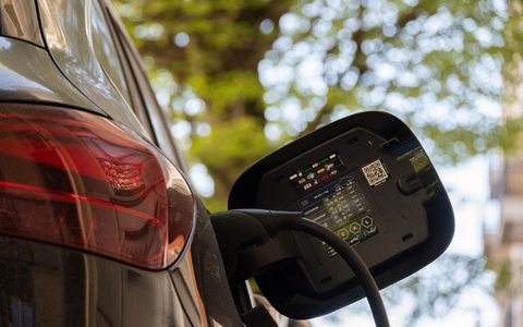 Ein E-Auto an einer Ladesäule. Im zweiten Quartal haben sich laut «E-Barometer» der HUK Coburg so viele private Autokäufer für ein E-Auto entschieden wie seit Streichung des «Umweltbonus» Ende 2023 nicht mehr. (Symbolbild)  - Foto: Anna Ross/dpa