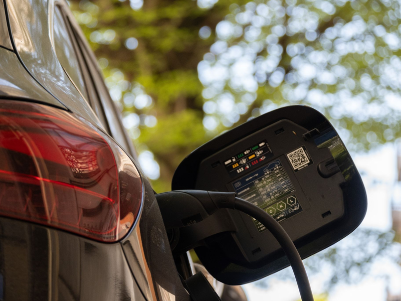 Ein E-Auto an einer Ladesäule. Im zweiten Quartal haben sich laut «E-Barometer» der HUK Coburg so viele private Autokäufer für ein E-Auto entschieden wie seit Streichung des «Umweltbonus» Ende 2023 nicht mehr. (Symbolbild)  - Foto: Anna Ross/dpa