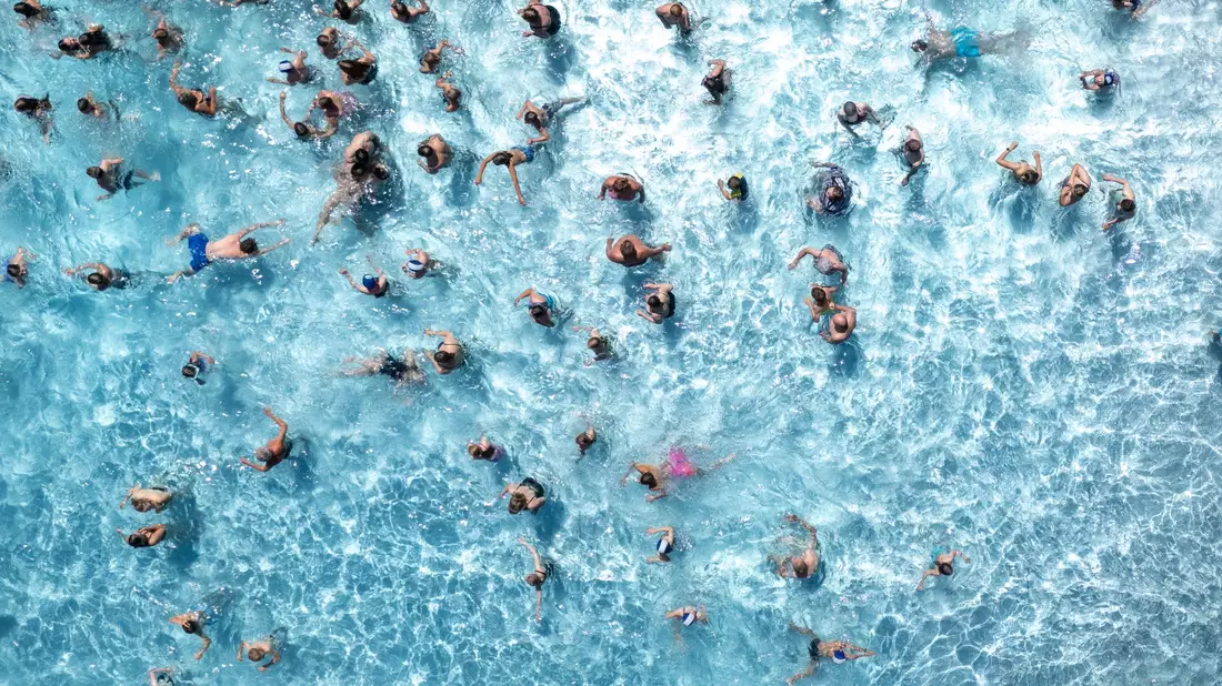 Laut DWD ist der Juli oft der wärmste Monat des Jahres. Für die Frühstarter heißt es bei Hitze: Ab ins Schwimmbad! (Symbolbild) - Bild: Sebastian Kahnert/dpa