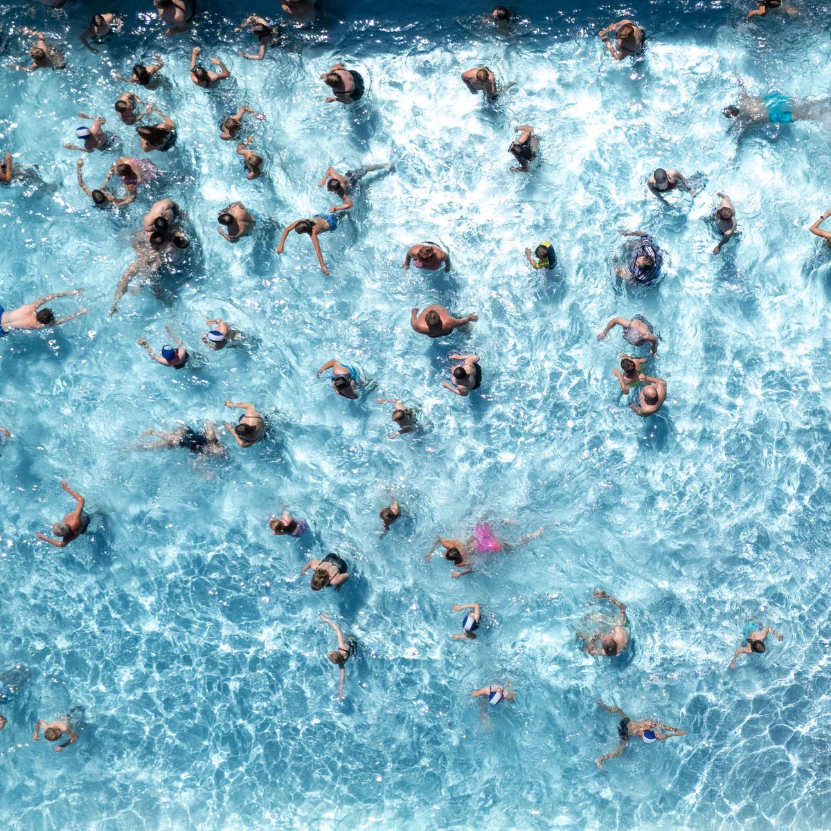 Laut DWD ist der Juli oft der wärmste Monat des Jahres. Für die Frühstarter heißt es bei Hitze: Ab ins Schwimmbad! (Symbolbild) - Foto: Sebastian Kahnert/dpa
