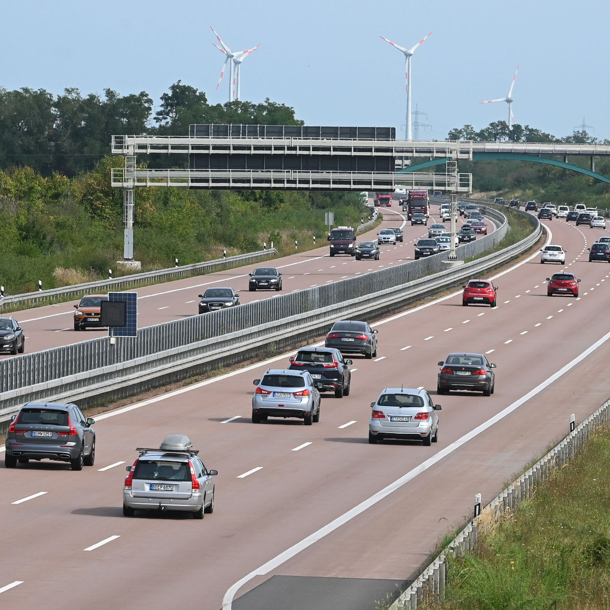 Urlauber mit einem frühen Ferienstart Ende Juni oder Anfang Juli haben in der Regel die besseren Karten. (Symbolbild) - Foto: Heiko Rebsch/dpa